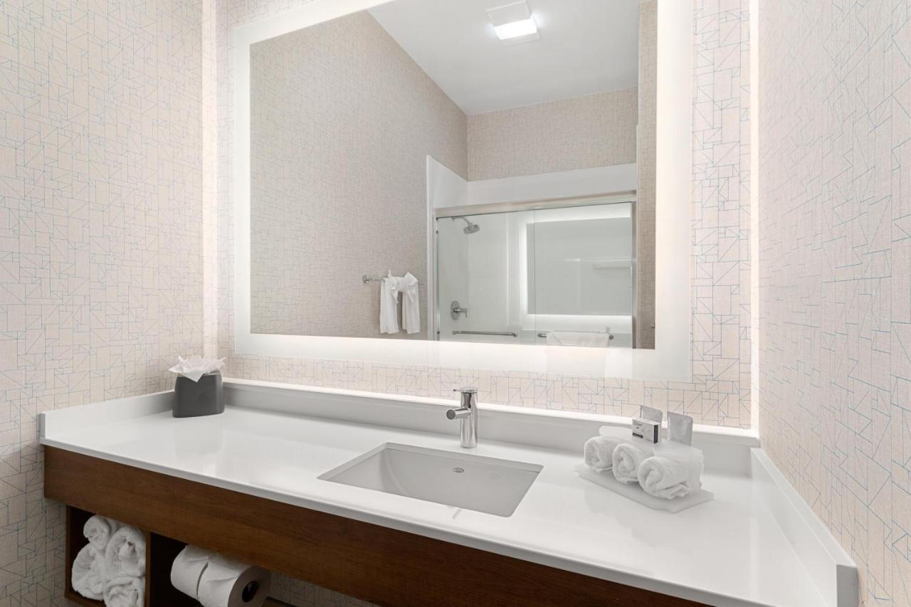 Holiday Inn Express Vancouver North By Ihg Экстерьер фото